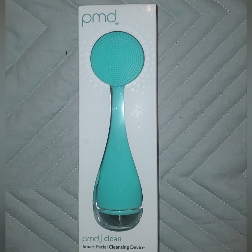Pmd smart facial cleansing device